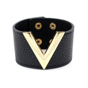 Large gorgeous and trendy "V" bracelet
